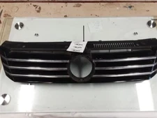 12-15 PASSAT UPPPER CENTER GRILL  CRACKED