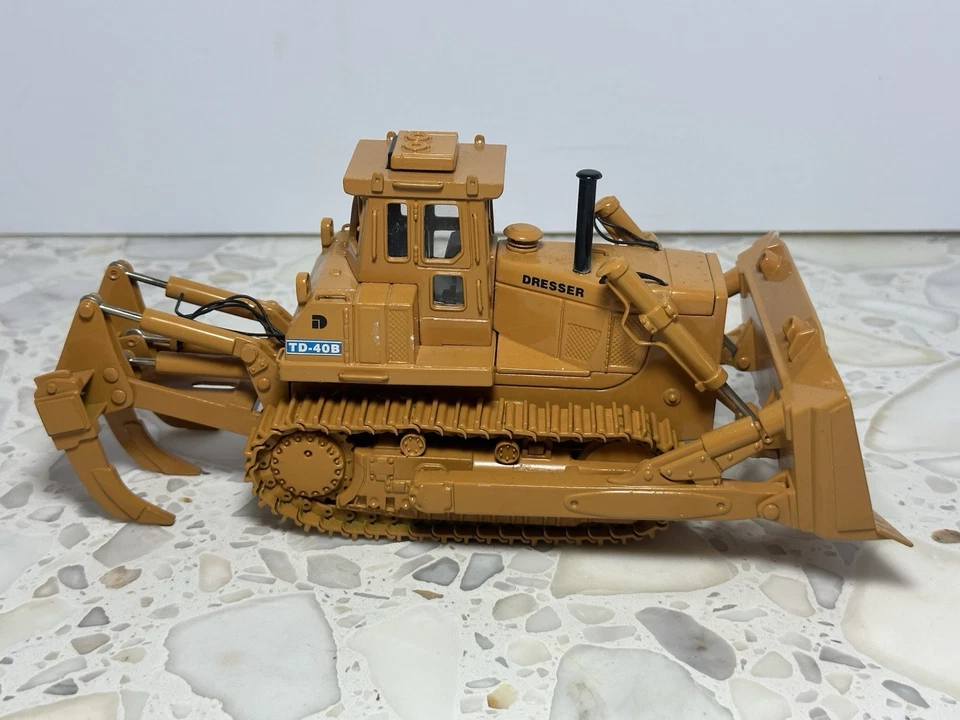 Classic Construction Models CCM Dresser TD-40B 1:48 Die-Cast Dozer – Used - Image 3 of 4