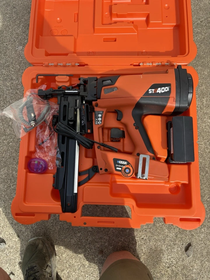 Grapadora de esgrima inalámbrica Stockade ST400i calibre 9 de 1-1/2" a 2" con grapas Foto 4 de 4