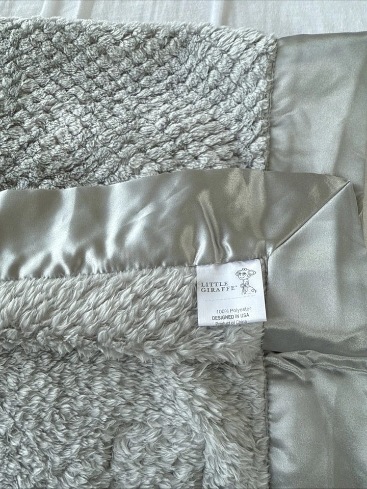 NUEVA Manta Bebé Little Giraffe Nido de Abeja Plateada Piel Sintética 36" x 30.5" Foto 3 de 4