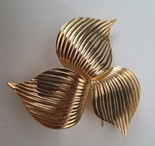 1969 Sarah Coventry “Golden Trillium” Gold Pinwheel Brooch Bold 2.75"