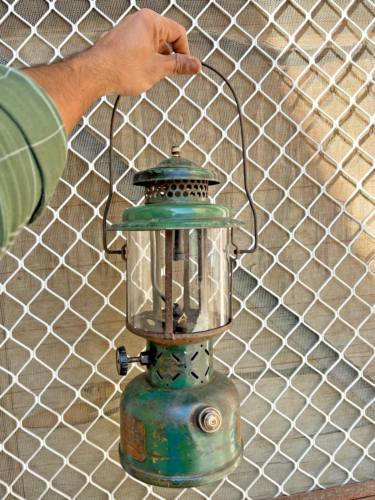 Old Vintage Coleman 1944 USA Kerosene Pressure Iron Lantern Lamp Collectible - Foto 1 di 24