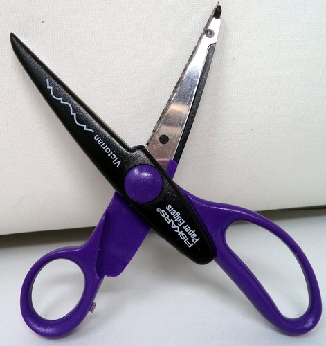 FISKARS Purple Paper Edgers Scissors: Victorian - 第 1/3 張圖片