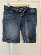 APT. 9 Women’s Bermuda Jean Shorts Size 14 Blue Denim Stretch Medium Wash