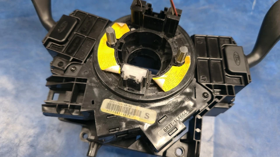 FORD MUSTANG 2005-2009 CONJUNTO DE INTERRUPTORES MULTIFUNCIÓN DE DIRECCIÓN OEM Foto 2 de 4