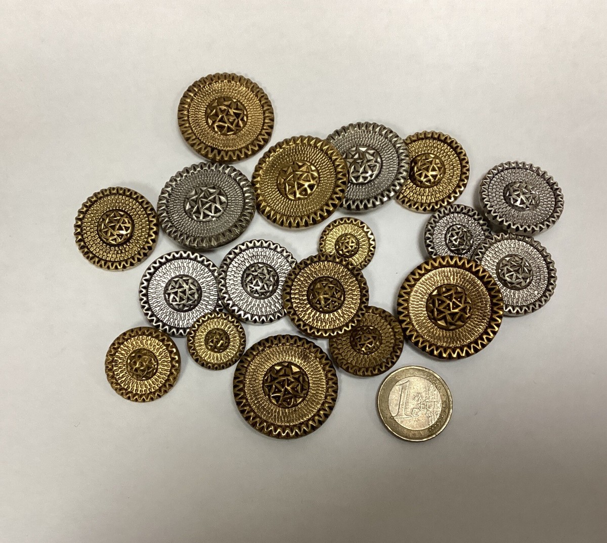 Lot De 29 Boutons Anciens De Couture Vintage - Couleur Rouge - Origine France - Occasion