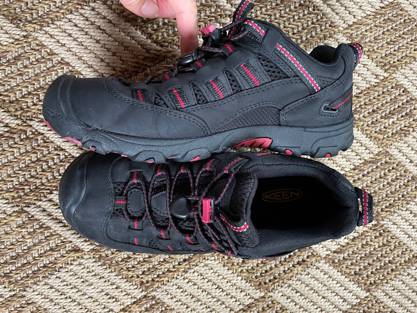 Keen Sneaker Kids 37 Black and RED Leather Trail Hiking Shoes Youth Size 4