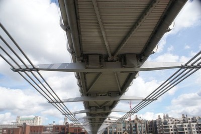 Foto 6x4 Blick auf die Unterseite der Millennium Bridge von oben Dez c2017