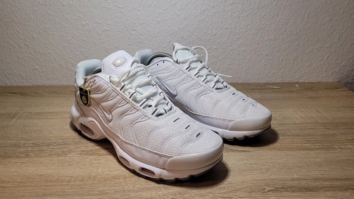white nike air plus