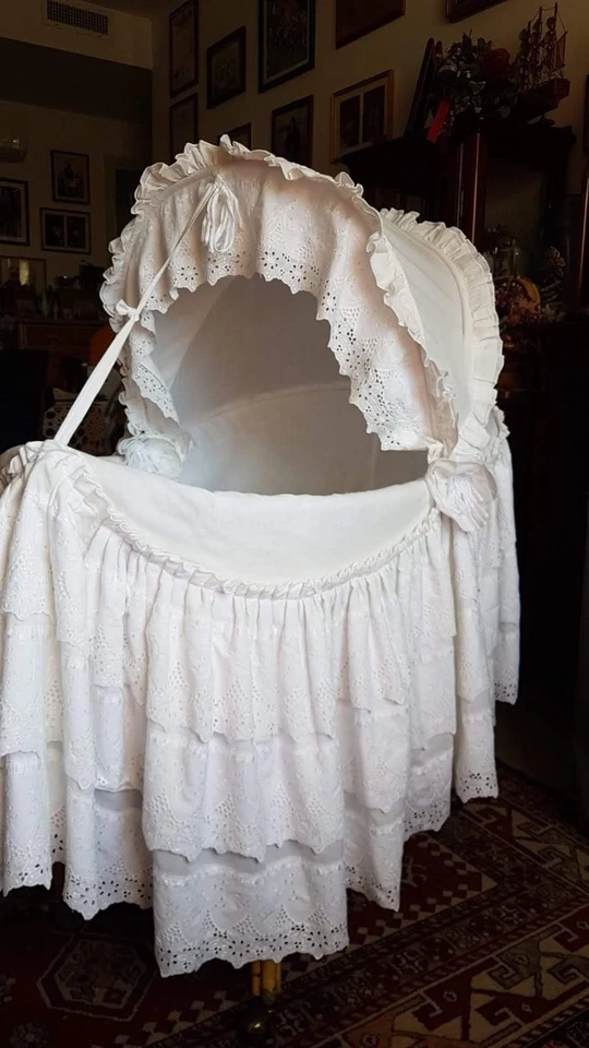 Culla con struttura in vimini e  rivestimento in pizzo, con rotelline in ferro - Immagine 2 di 4