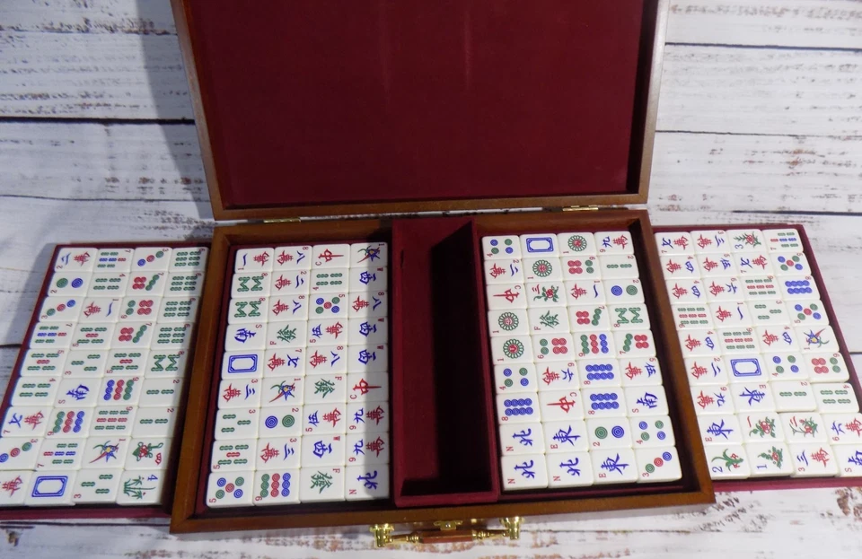 Classic Chinese Mahjong Game Set CHAMPAGNE GOLD - with 148 Medium Size Tiles VG - Image 4 of 4