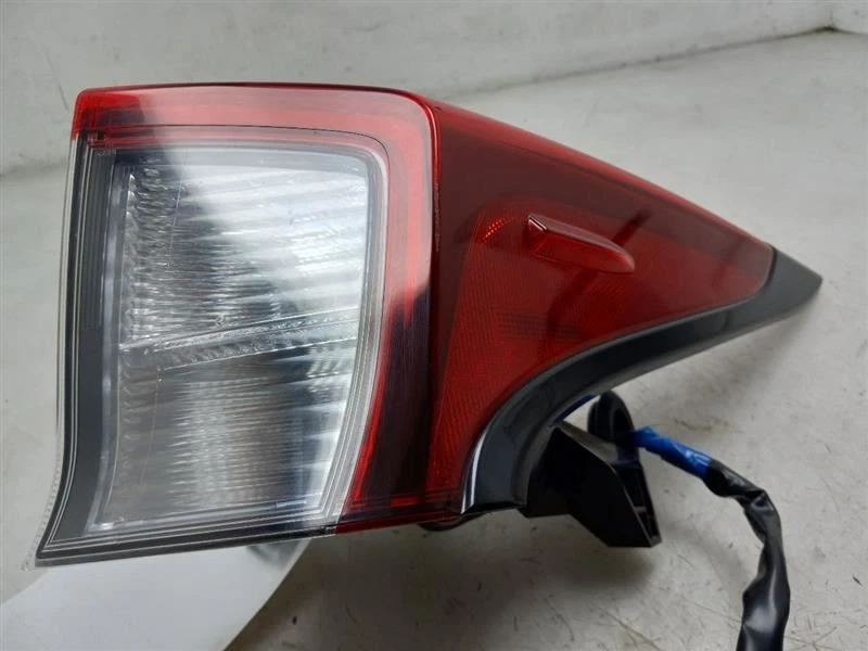 LUZ TRASERA MONTADA EN CUARTO LADO PASAJERO TOYOTA PRIUS 19-22 Foto 3 de 4