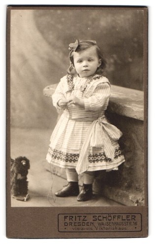 Fotografie Fritz Schöffler, Dresden, Waisenhausstr. 16, süßes Mädchen im gestre