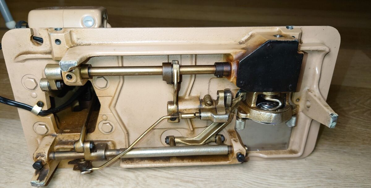 Underwood Sewing Machine ZIG ZAG 142-B Deluxe Automatic Underwood Sewing Machine ZIG ZAG 142-B Deluxe Automatic