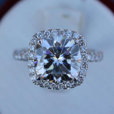 Klassischer Halo-Verlobungsring 3,18 kt gepolsterter Moissanit in 14 K Weißgold vergoldet