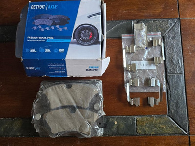 FRONT CERAMIC BRAKE PADS HARDWARE FOR LAND ROVER DISCOVERY LR4 RANGE ROVER SPORT