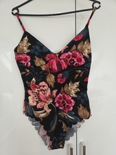 Schwarze BODY mit Blumenmuster Sommergarderob...