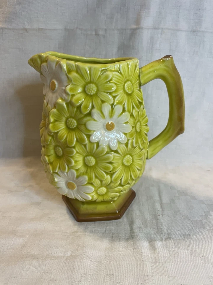 Jarra Chartreuse de cerámica vintage y margarita blanca base hexagonal 1960 Foto 3 de 4