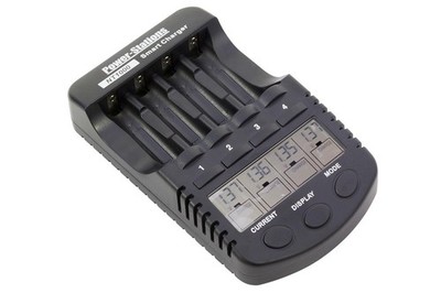 XciteRC Ladegerät für AA/AAA-Akkus mit USB-Ausg, Kapazitätsanzeige und Entlader