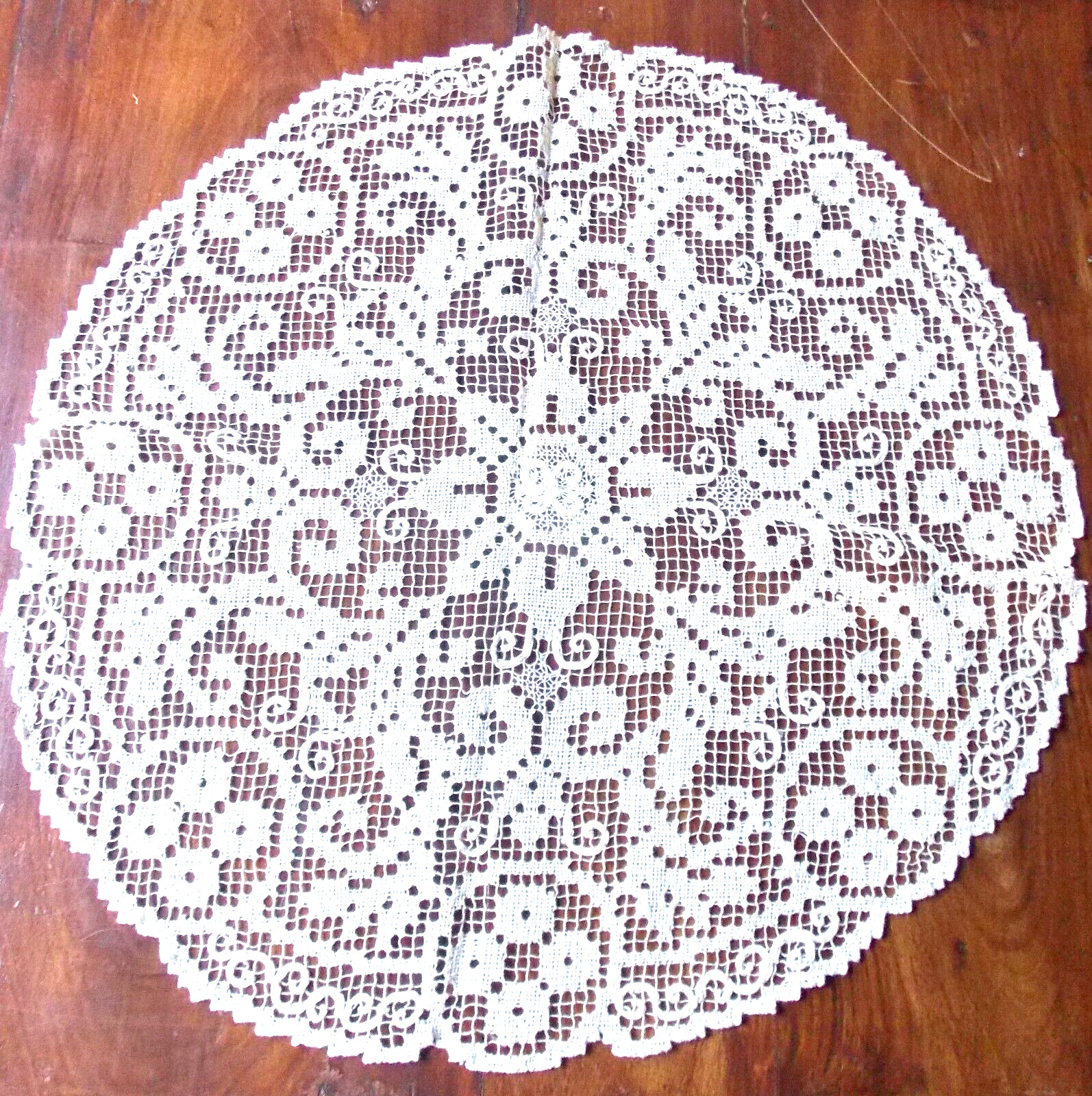 Napperon filet brodé main rond 50cm écru pour retrouver l'ambiance des maisons de famille