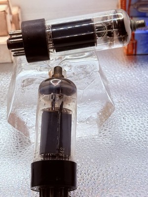 2x Senderöhre Typ 842 Triode Paar plus 1x Große Leistungsröhre Unbekannt NOS 