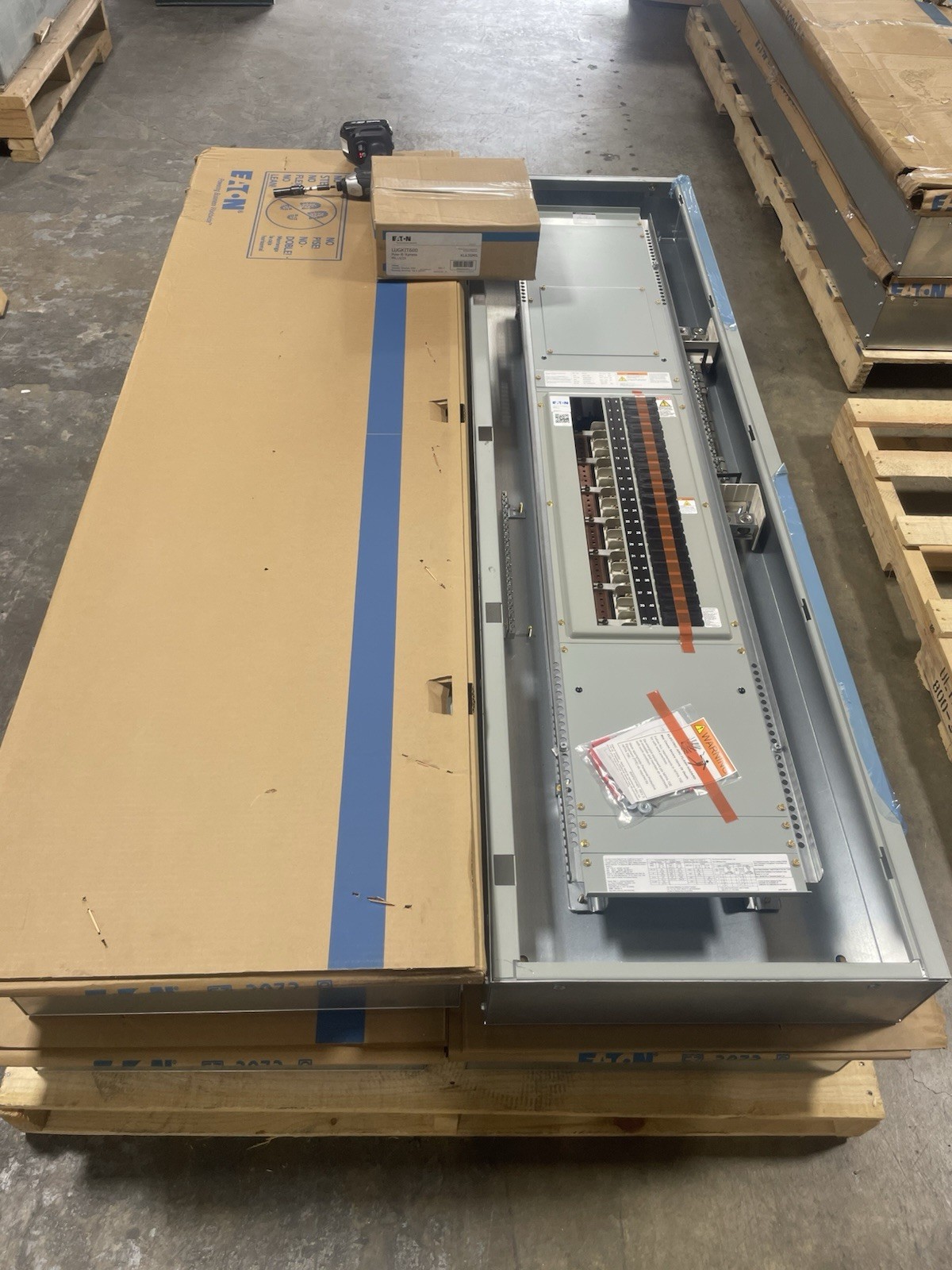1-600 AMP 240V MAIN LUG PANELBOARD 42 SPACE 3 PHASE 4 WIRE COMPLETE PANEL