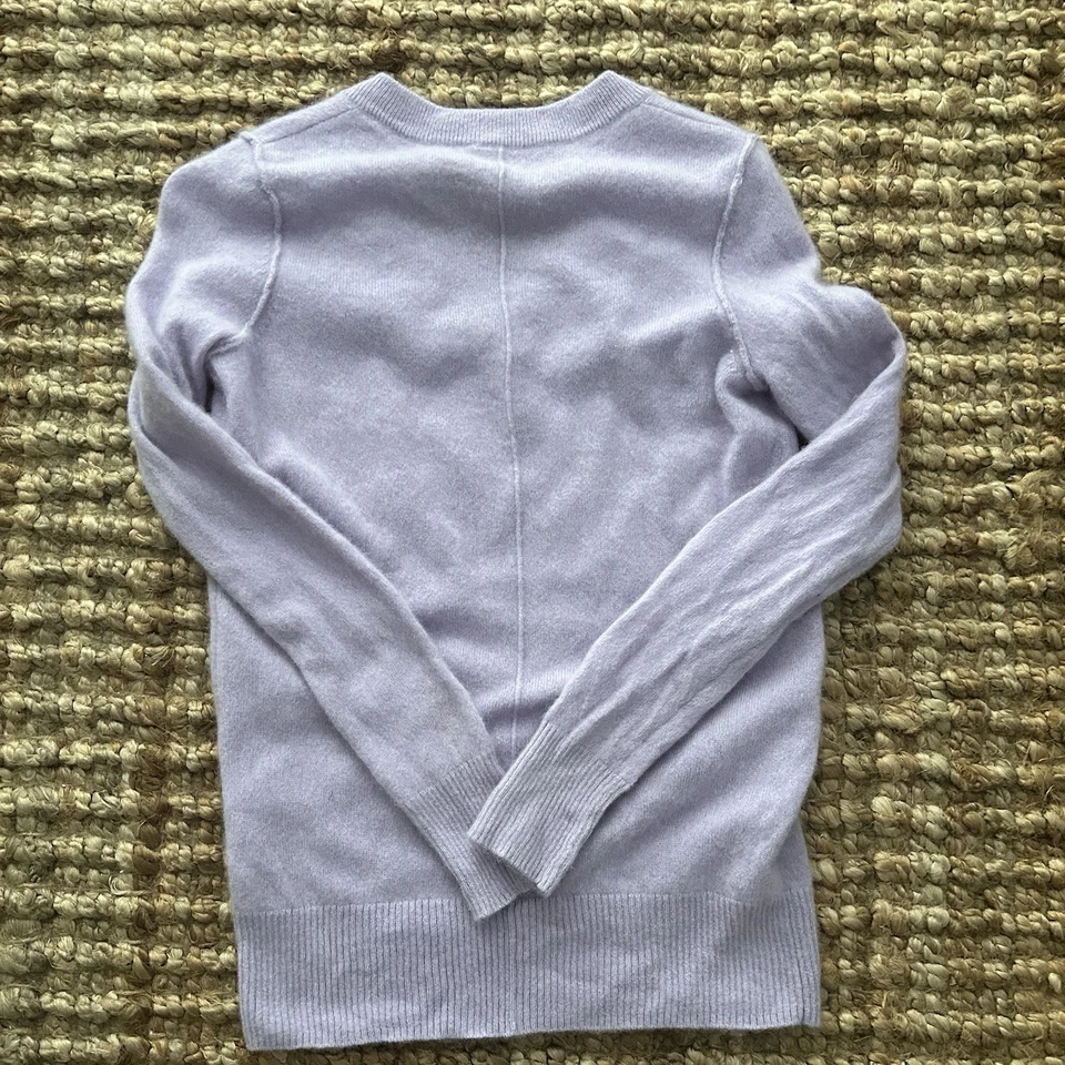 Suéter para mujer AQUA 100 % cachemir cuello en V pequeño lavanda lila tejido suave Foto 3 de 4