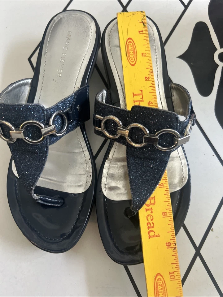 Marc Fisher Alynda Negro Correa en T Brillo Plateado Ornamental Tacón de Cuña Talla 8.5 Foto 2 de 4