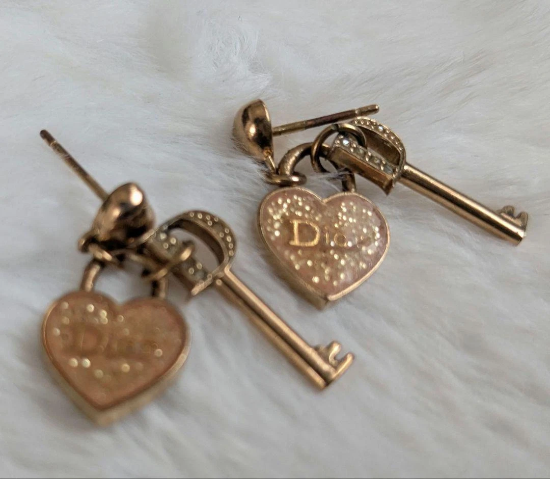 Boucles d'oreilles Christian Dior logo cadenas coeur motif clé bijou ton or authentique