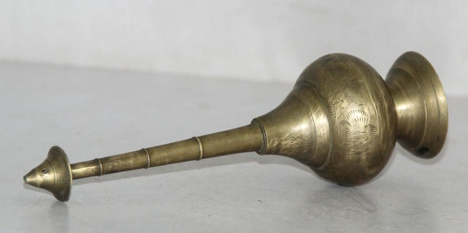 Rociador/botella de agua de rosas finas pequeñas de latón antiguo hecho a mano Foto 2 de 4