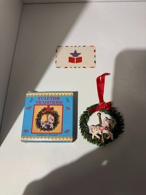 Russ Yuletide Traditions - Skulptur Stein Ornament - Artikel 14082 - Karussell Pferd