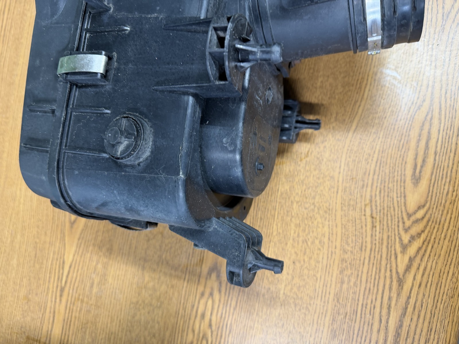 2014-2018 Maserati Ghibli Right Engine Air Cleaner Intake Filter Box. 670001543