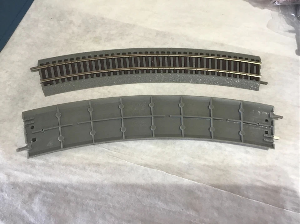 16-ATLAS Code 83 True Track 18 Radius CURVED TRACK Gray Roadbed Brown Ties - Image 3 of 4