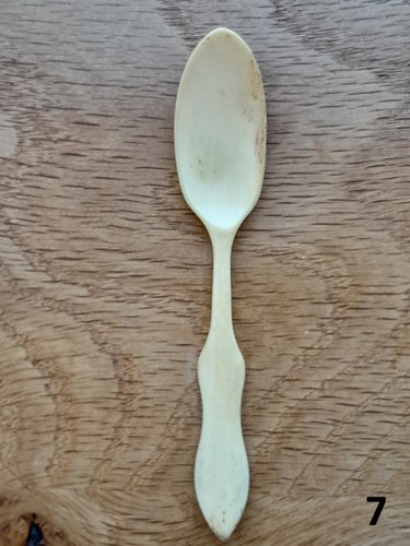 Collection of Four Antique Hand Carved Cow Bone Spoons - Length: 12 cm - Picture 7 of 19