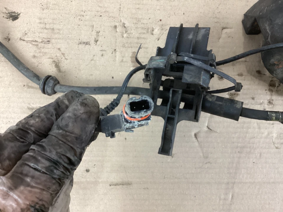 Pinça de freio dianteira direita Mercedes-Benz GL450 2007-2012 com linha de tubulação de mangueira fabricante de equipamento original - Imagem 4 de 4