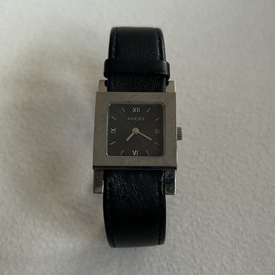 Gucci Damen Armbanduhr analog rechteckig Leder schwarz ZB römisch silber