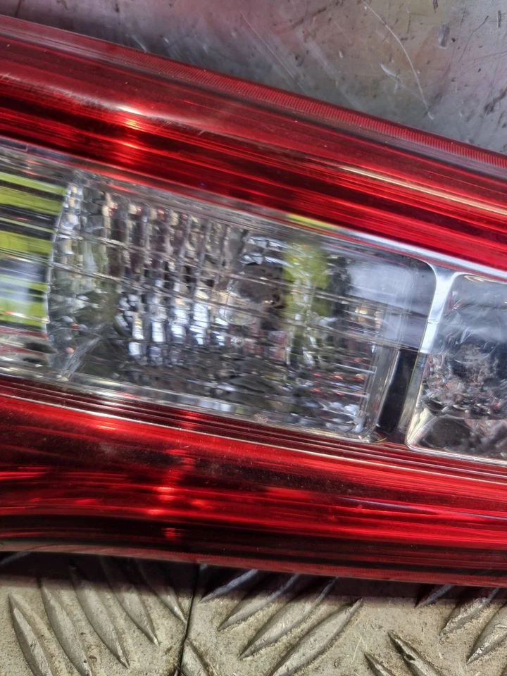 TOYOTA YARIS TAILGATE LIGHT REAR LEFT BOOT LIGHT 1.5L PET AUTO HATCHBACK 2017 - Image 4 of 4
