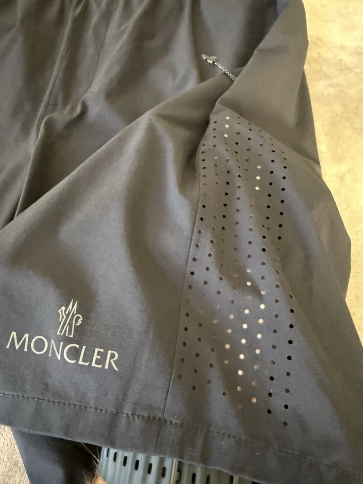 Moncler Men’s Technical Shorts Black Size 48 – Model I10912B00007 595VF — 第 3/4 张图片