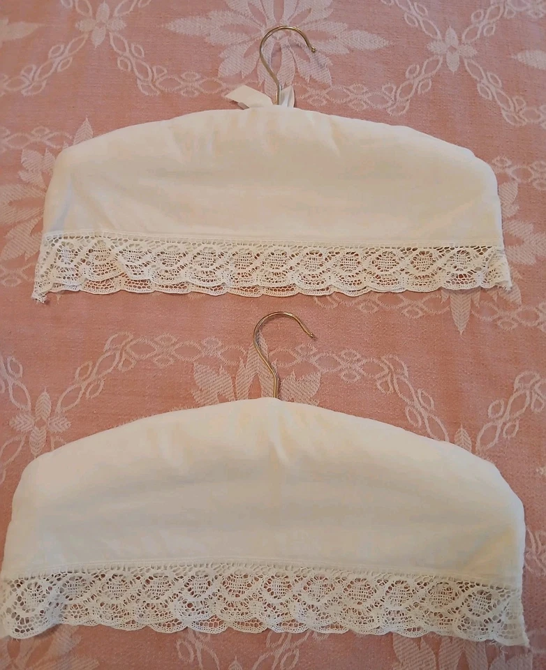 De colección. Par de fundas para colgar ropa con flores bordadas ribete de encaje, con perchas acolchadas Foto 3 de 4