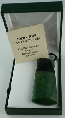 Maori Jade Carving aus Neuseeland  ADZE TOKI  Pou Tangata mit Schmuckbox