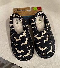 Dearfoams Deluxe Women&rsquo;s Slip-On Slippers Memory Foam Bat Print Black/White 13M
