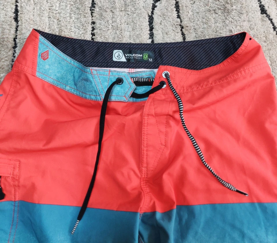 Volcom Mens Mod Tech Board Shorts Size 32 Surf Blue Red Great Condition - Image 2 of 3