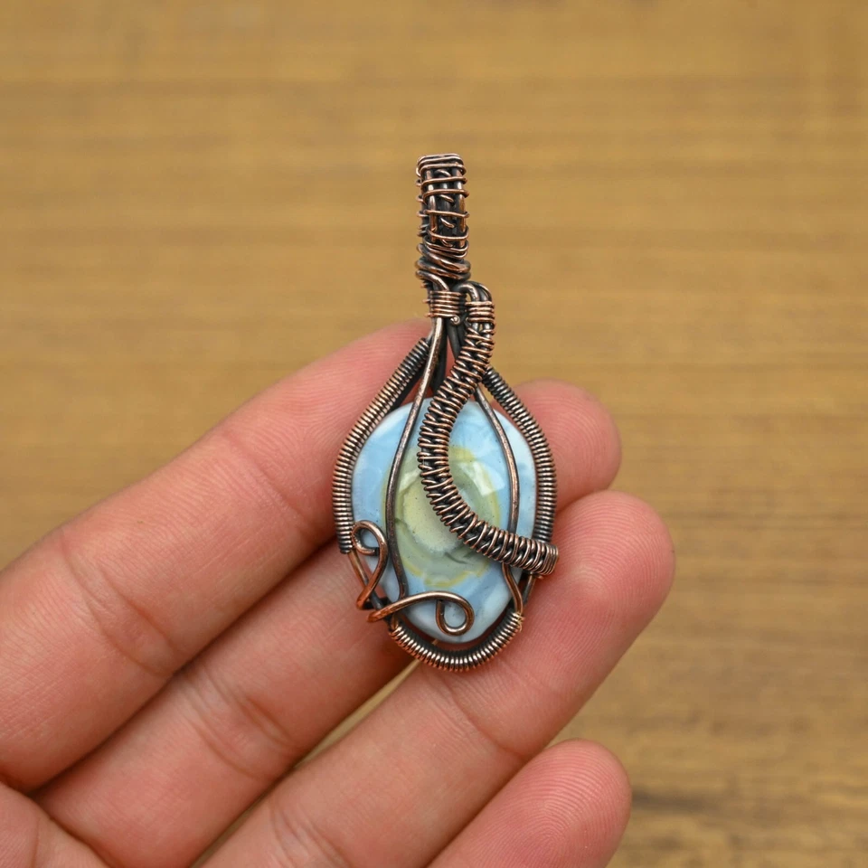 Colgantes envueltos en alambre de cobre hechos a mano de ópalo azul natural para ella Foto 4 de 4