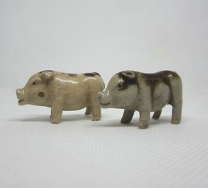 Lot of 2 miniature pig figurines unmarked