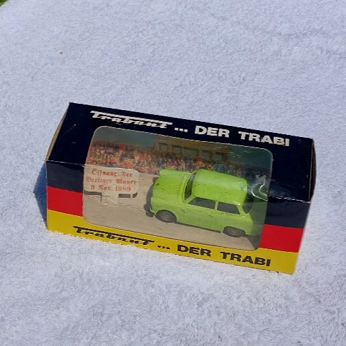 Trabant Der TRABI (Trabbi) 1:43 von Vitesse zur Berliner Mauer Öffnung 1989 - Bild 2 von 2