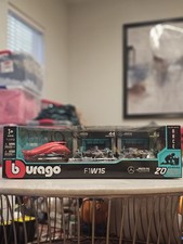 Mercedes-AMG PETRONAS F1 W15 - Burago 1:43 Formula One Racing Deluxe Paddock