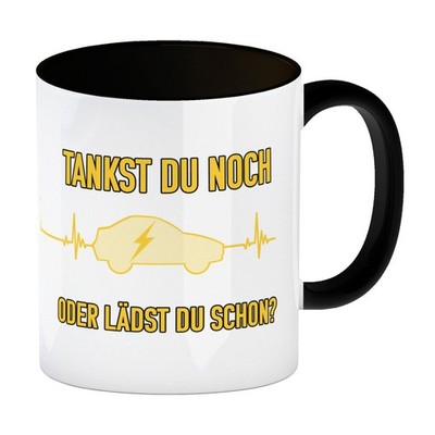 Tankst du noch oder lädst du schon Kaffeebecher Schwarz mit Elektroauto