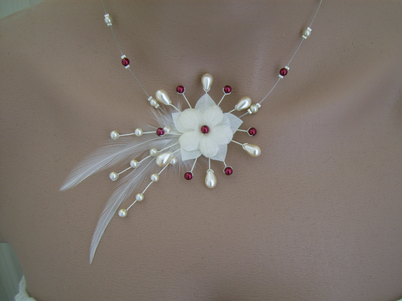 Collier fleur crème bordeaux idéal avec une robe de mariée pour votre cérémonie