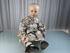 Bambola bambola da collezione 63 cm. Condizione = vedi foto.