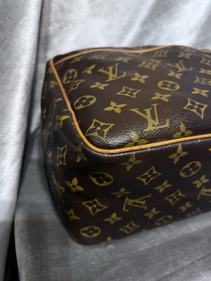4462. Authentic Louis Vuitton Monogram Deauville Bag w/ Front